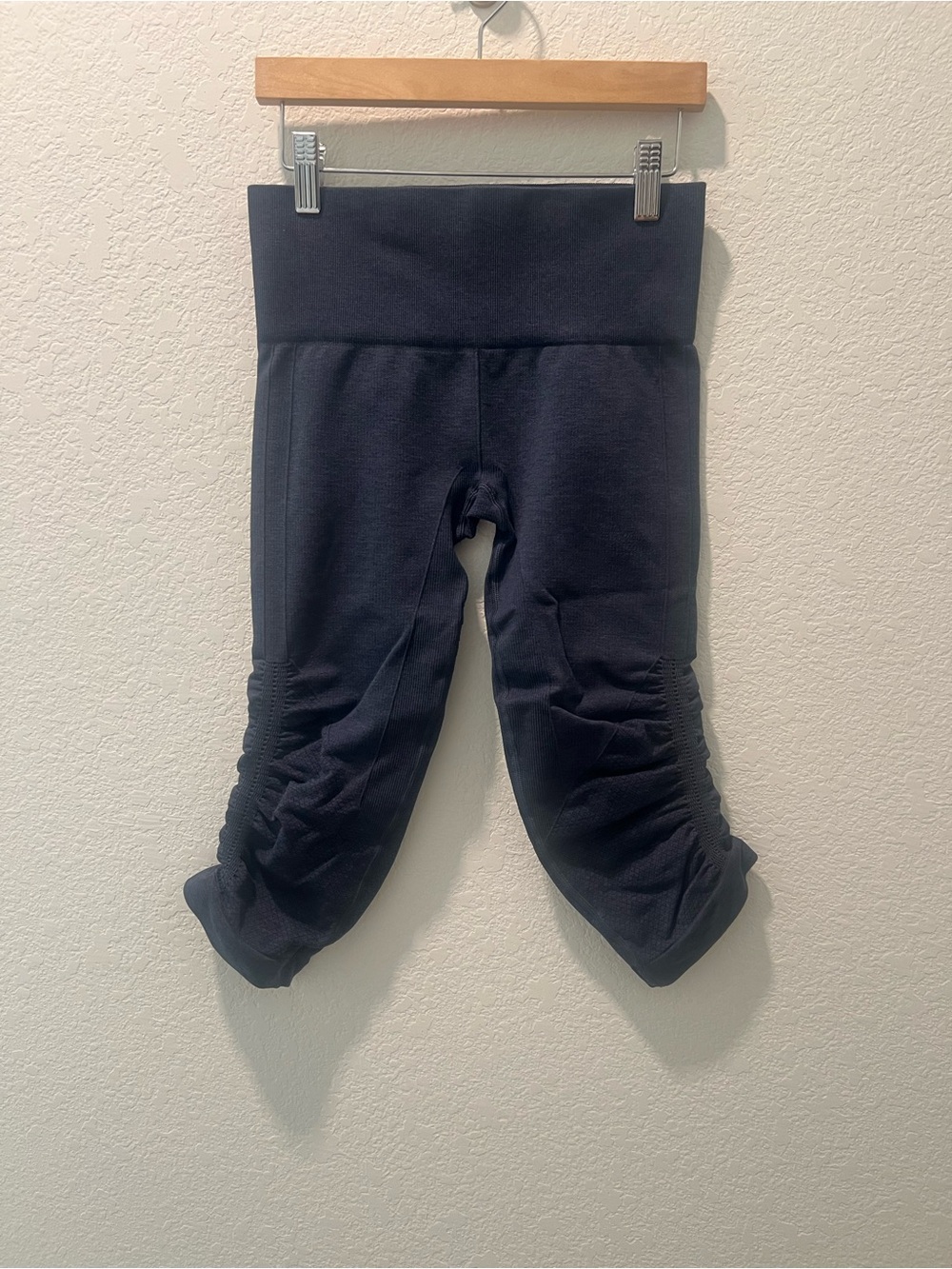 Lululemon Gather & Crow Crop Womens Size 4 Navy Ruched Yoga Capri Leggings